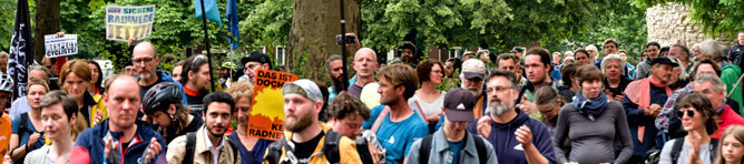 Protest in front of the German Senate Department for mobility, transport, climate and environment at Köllnischer Park after the decision to stop most planning for new cycle ways; photo courtesy of Leonhard Lenz.